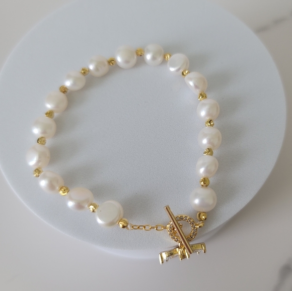 Freshwater Pearl Bracelet with Bee Charm - Picture 2 of 7